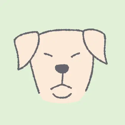 目を細めている犬